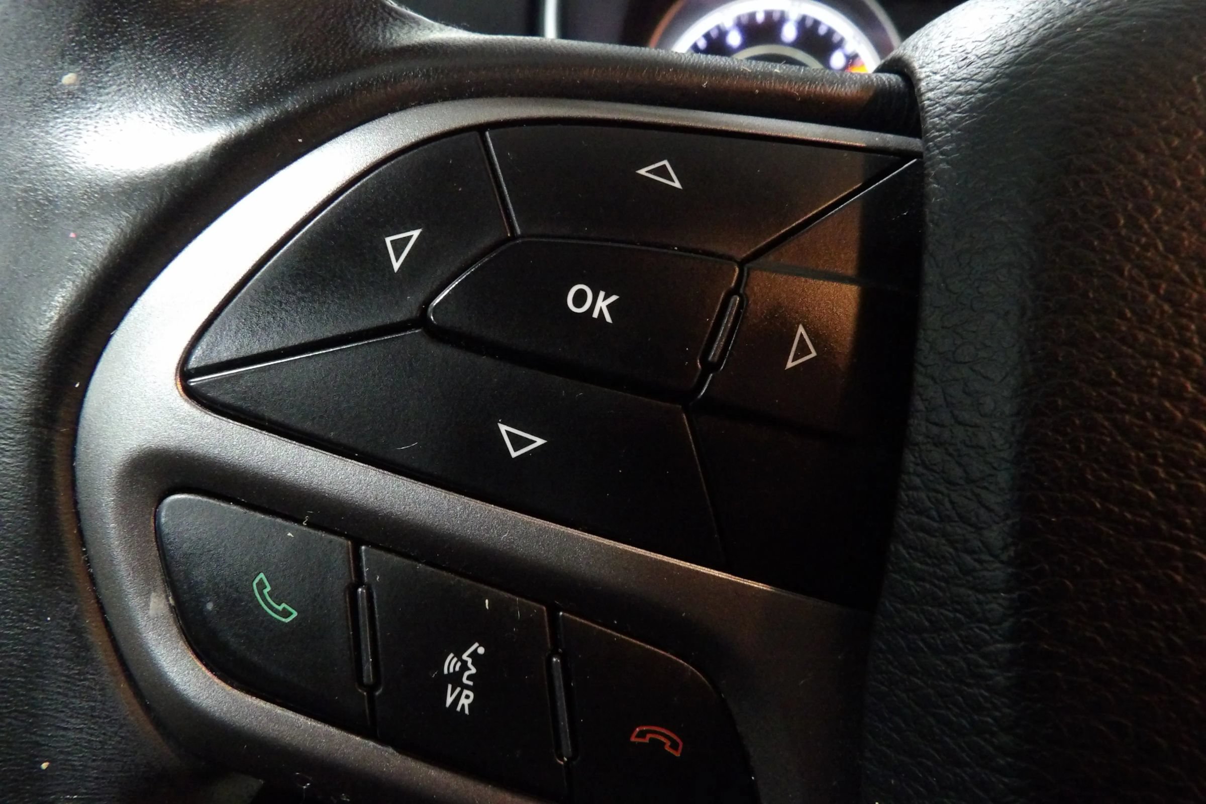 Used 2019 Jeep Cherokee Latitude w/ Cold Weather Group AWD/4WD image 19
