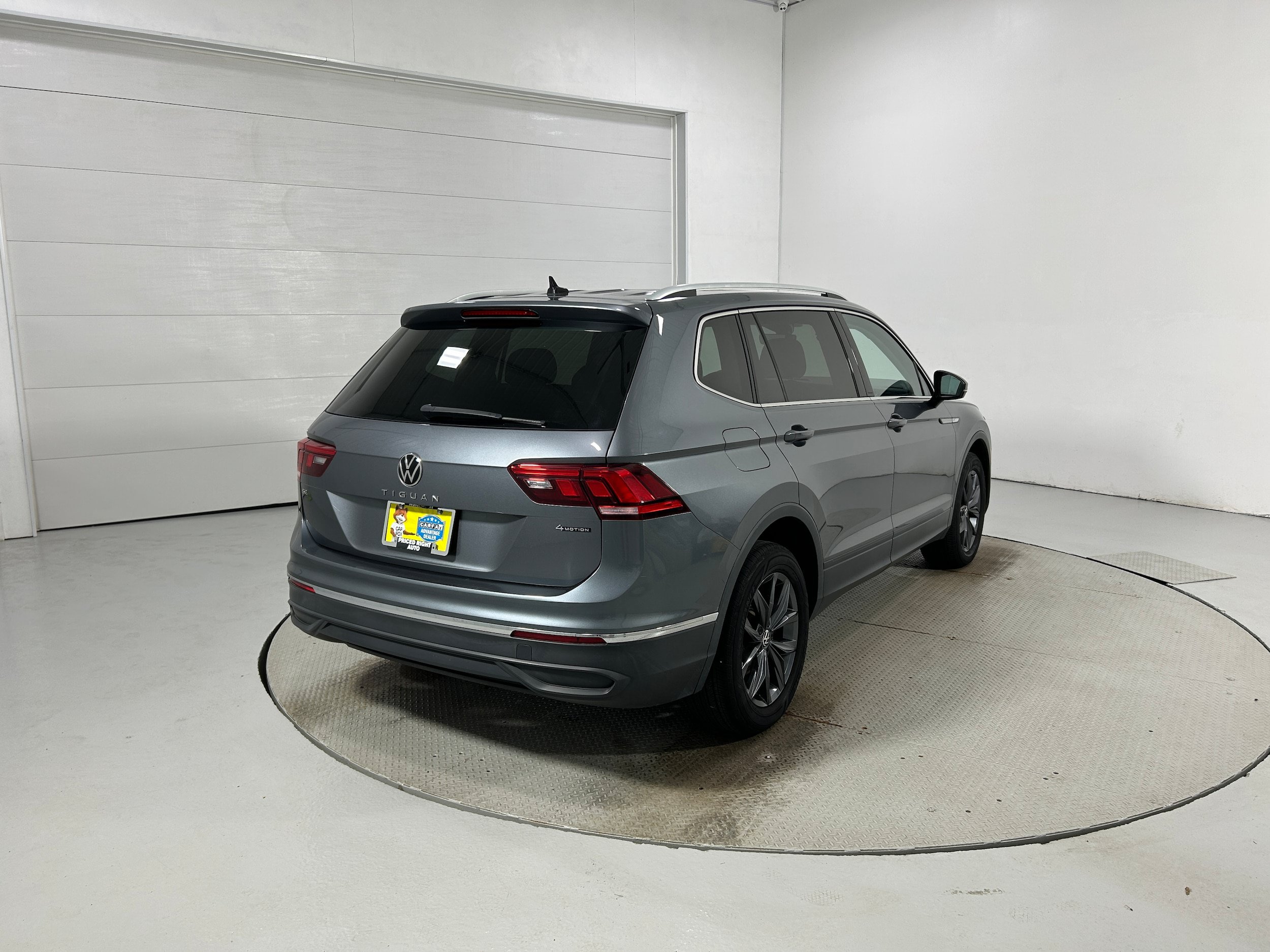 Used 2022 Volkswagen Tiguan SE AWD/4WD image 35