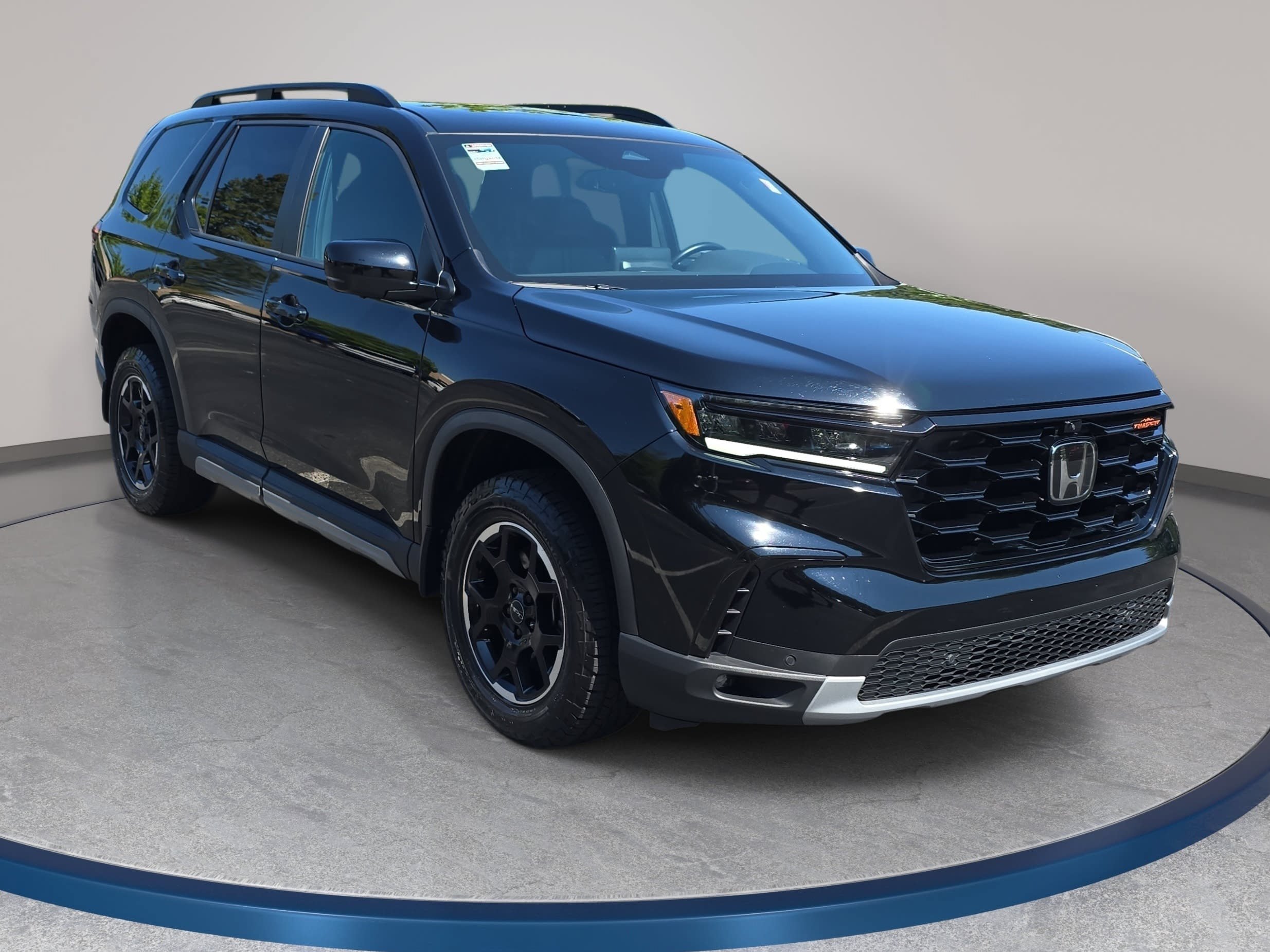 Certified 2025 Honda Pilot TrailSport image 3
