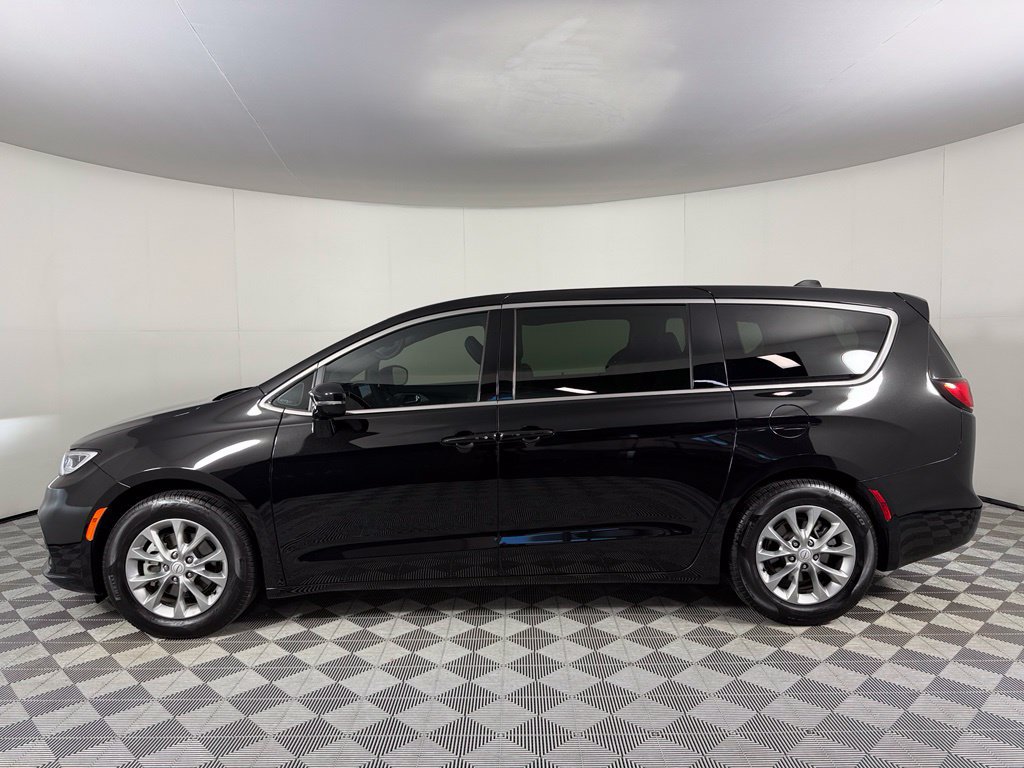 Used 2026 Chrysler Pacifica Limited FWD image 7