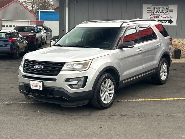 Used 2017 Ford Explorer XLT image 2