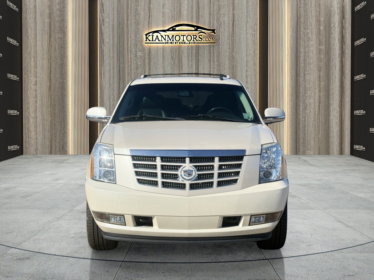Used 2012 Cadillac Escalade Luxury RWD image 2
