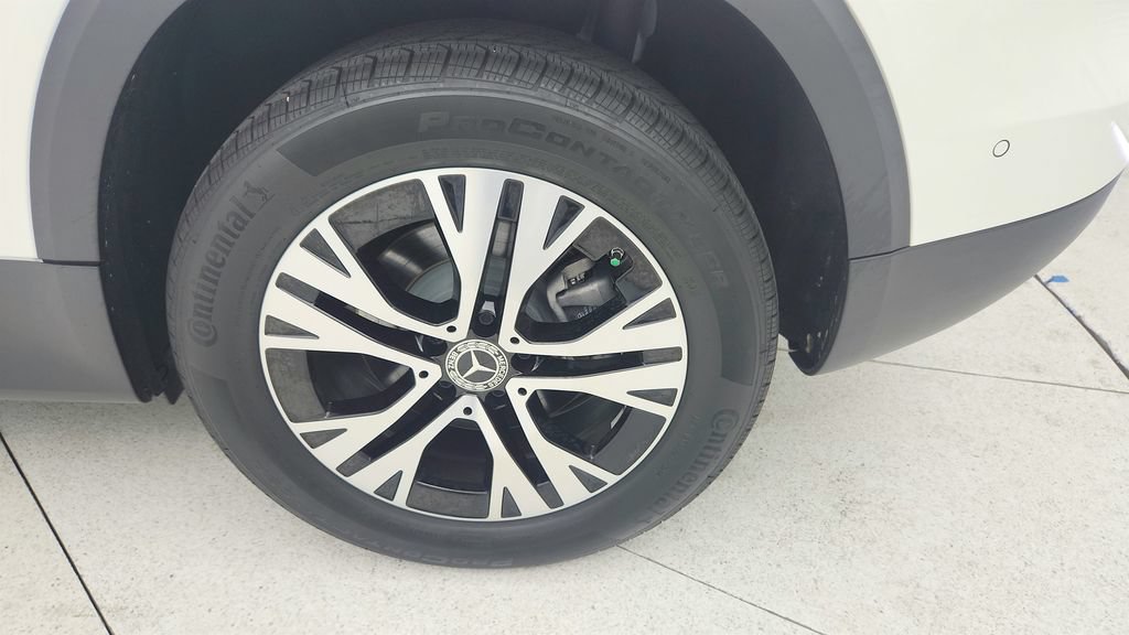 Used 2025 Mercedes-Benz GLB 250 w/ Exclusive Package image 25