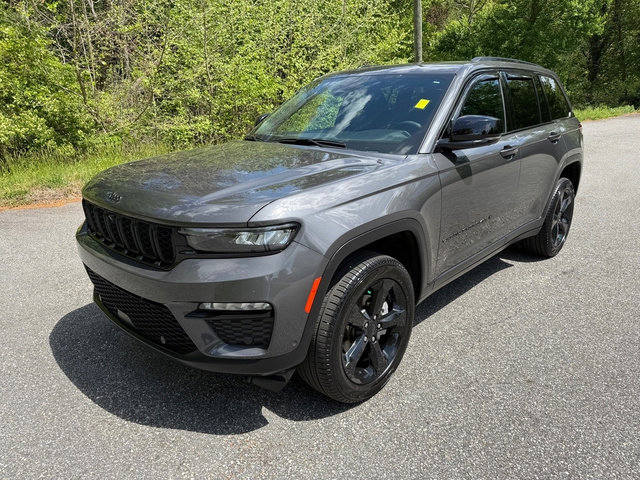 Used 2025 Jeep Grand Cherokee Limited w/ Luxury Tech Group II AWD/4WD image 2