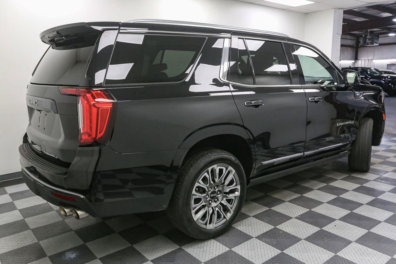 Used 2023 GMC Yukon Denali Ultimate AWD/4WD image 10
