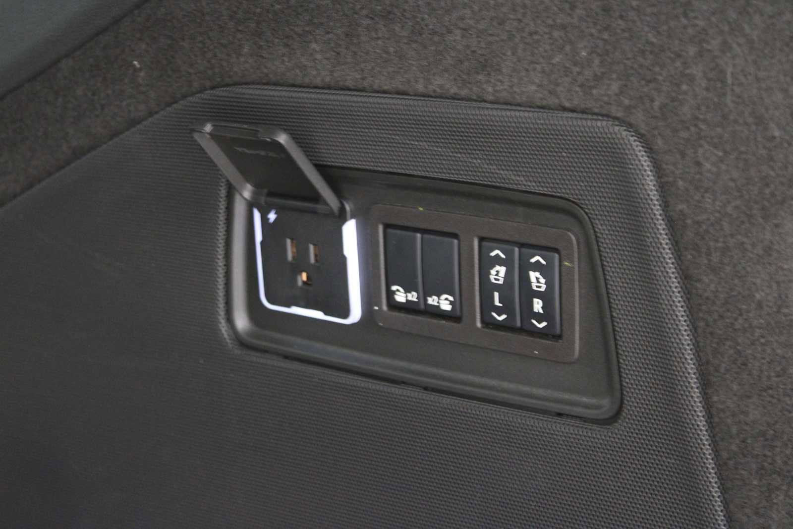 Certified 2024 Cadillac Escalade ESV Sport Platinum w/ LPO, ONYX Package image 13