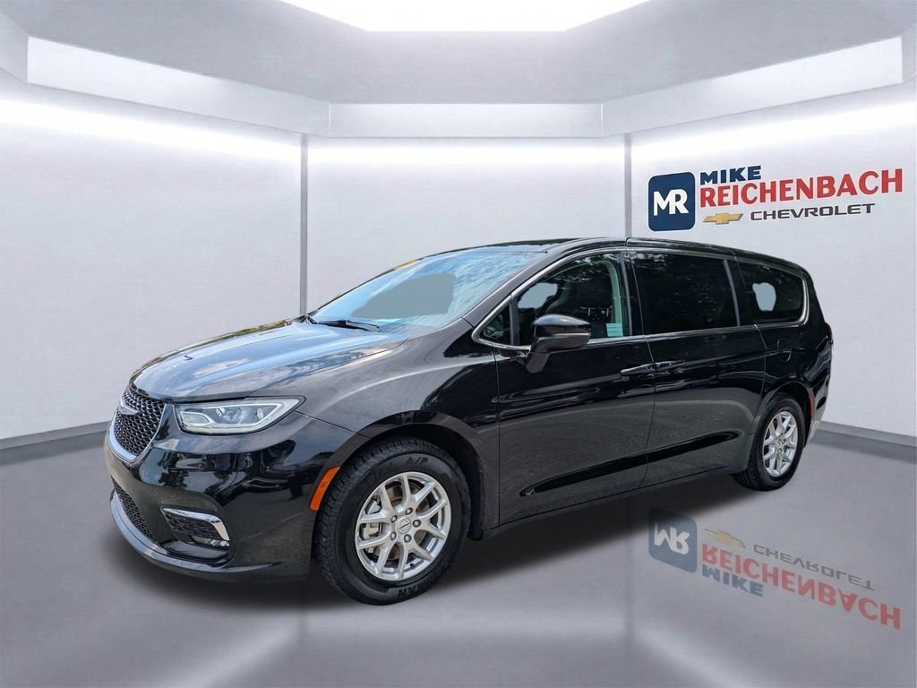 Used 2024 Chrysler Pacifica Touring-L FWD image 8