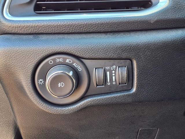 Used 2026 Chrysler Pacifica Limited w/ Uconnect Theater Family Group image 5