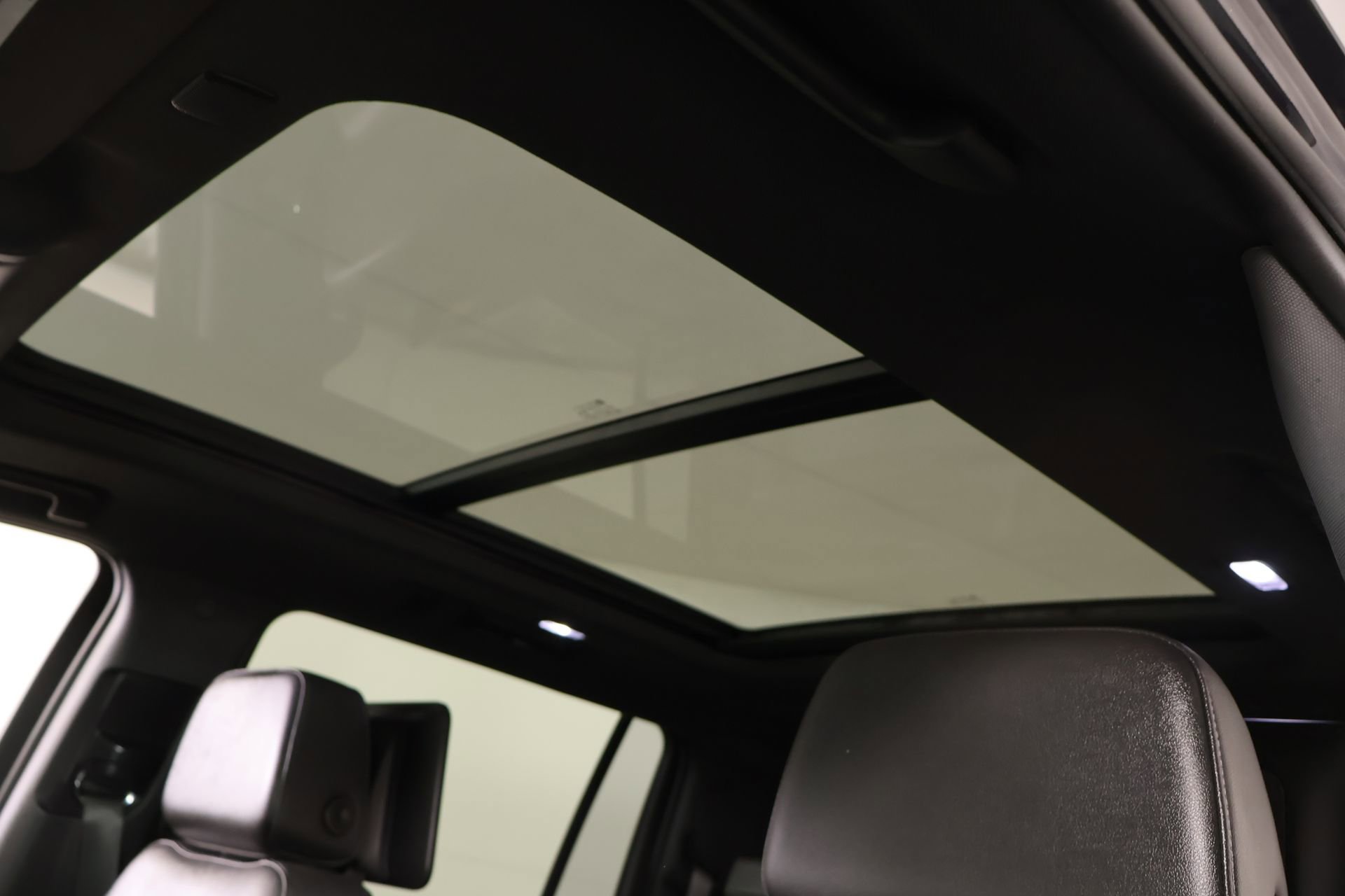 Used 2023 Chevrolet Suburban LT w/ Luxury Package image 17