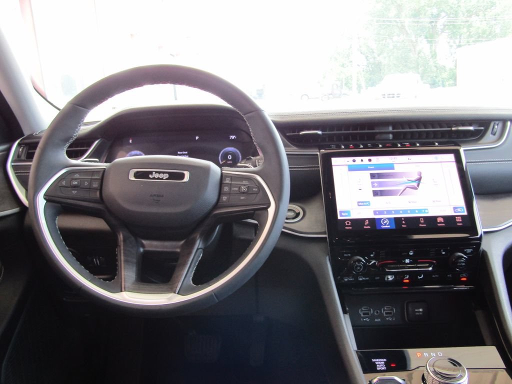 Used 2023 Jeep Grand Cherokee L Limited AWD/4WD image 5