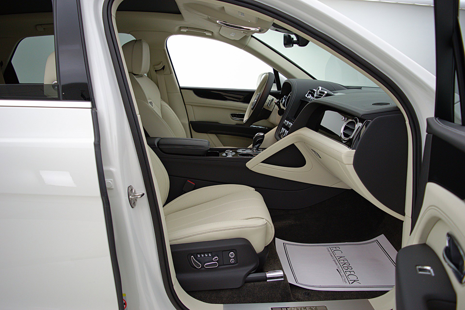 Used 2023 Bentley Bentayga Extended Wheelbase image 29