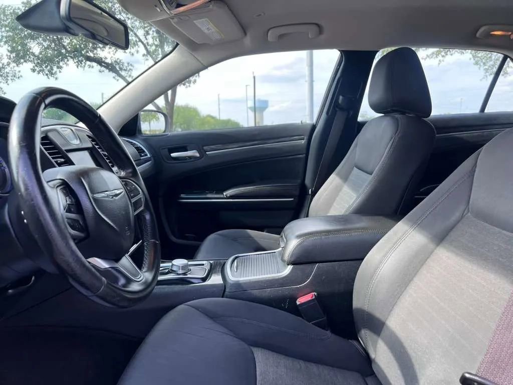 Used 2018 Chrysler 300 Touring RWD image 12