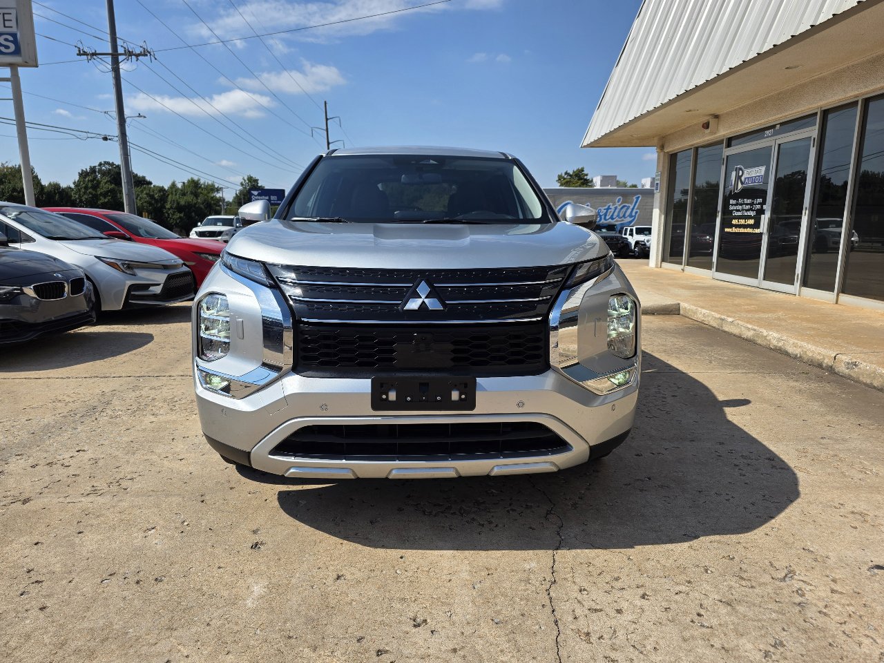 Used 2024 Mitsubishi Outlander AWD image 2