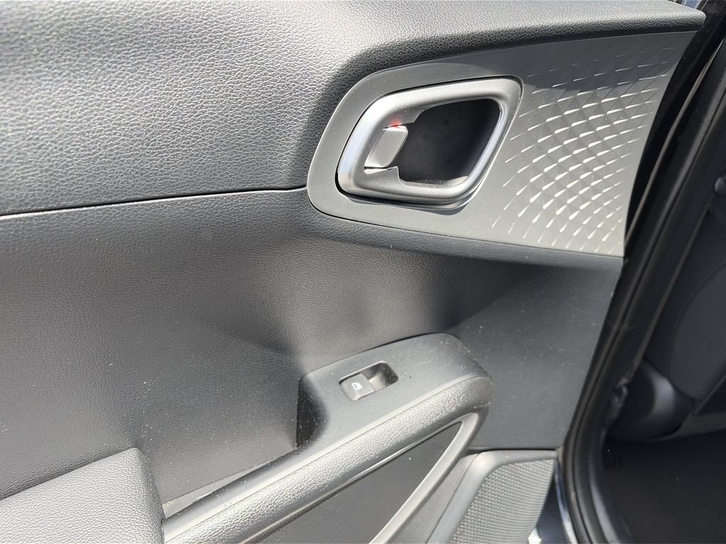 Used 2024 Kia Soul LX w/ Option Group 015 FWD image 17
