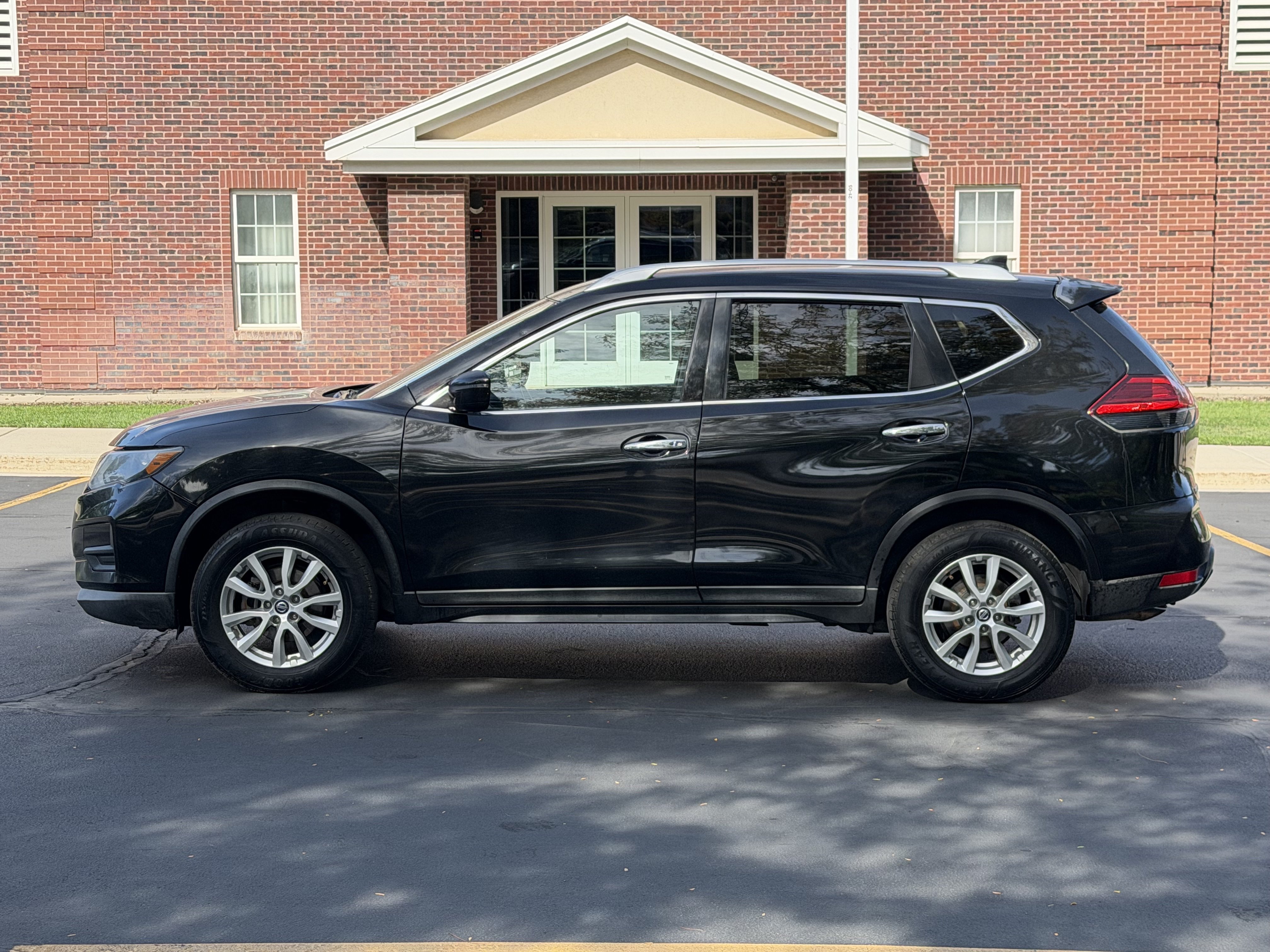 Used 2017 Nissan Rogue SV AWD/4WD image 3
