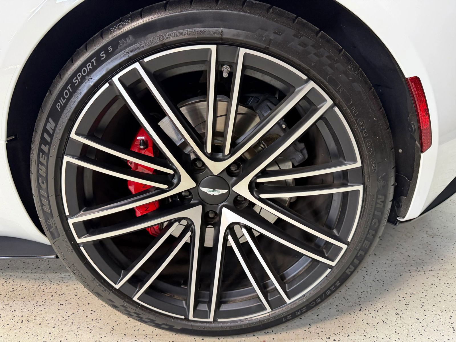 Used 2024 Aston Martin DB12 Convertible RWD image 27