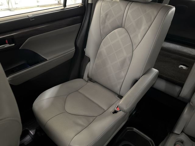 Used 2021 Toyota Highlander Platinum image 28