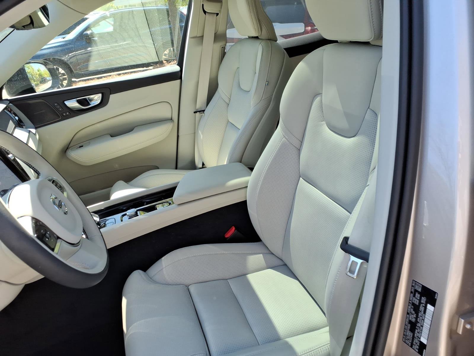 Used 2024 Volvo XC60 B5 Ultimate w/ Protection Package Premier image 18