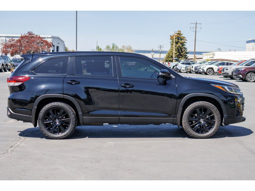 Used 2019 Toyota Highlander SE w/ Nightshade Edition AWD/4WD image 2