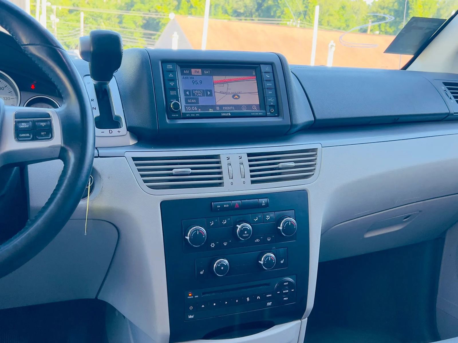 Used 2014 Volkswagen Routan SE FWD image 28