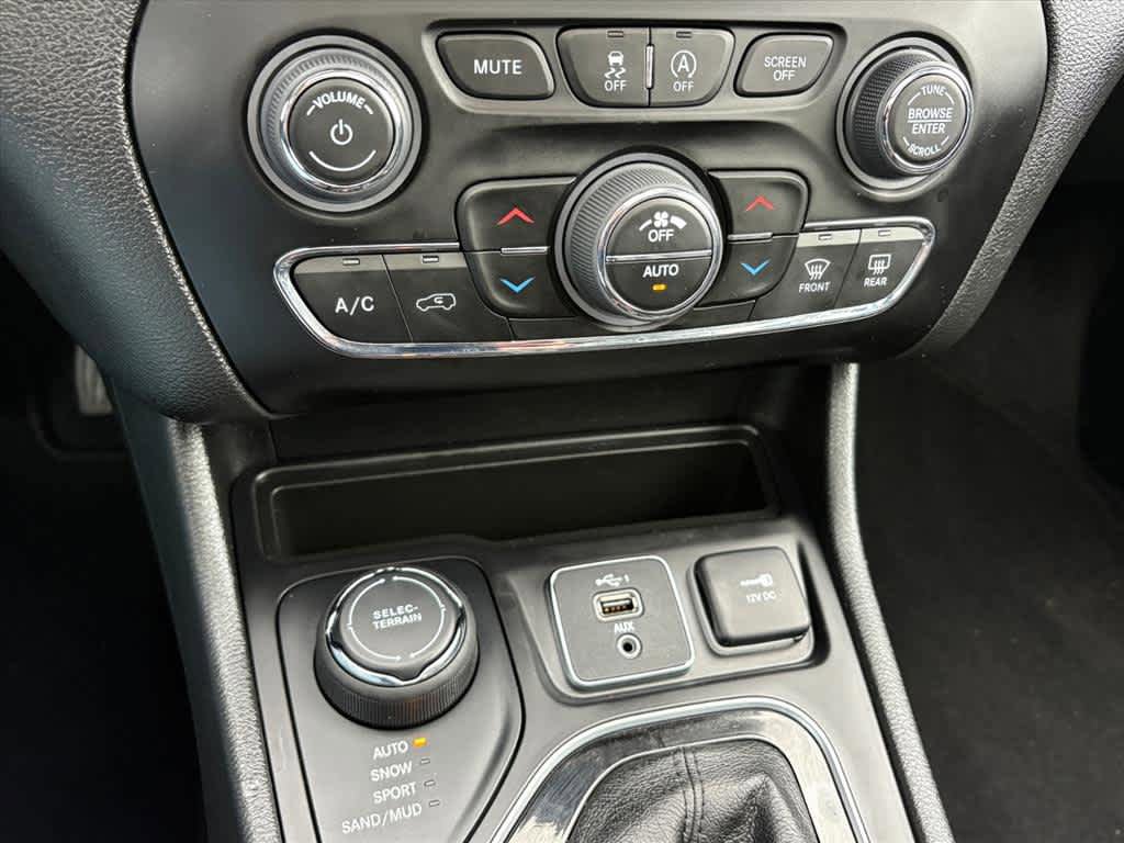 Used 2023 Jeep Cherokee Altitude Lux w/ Lux Elite Package AWD/4WD image 16