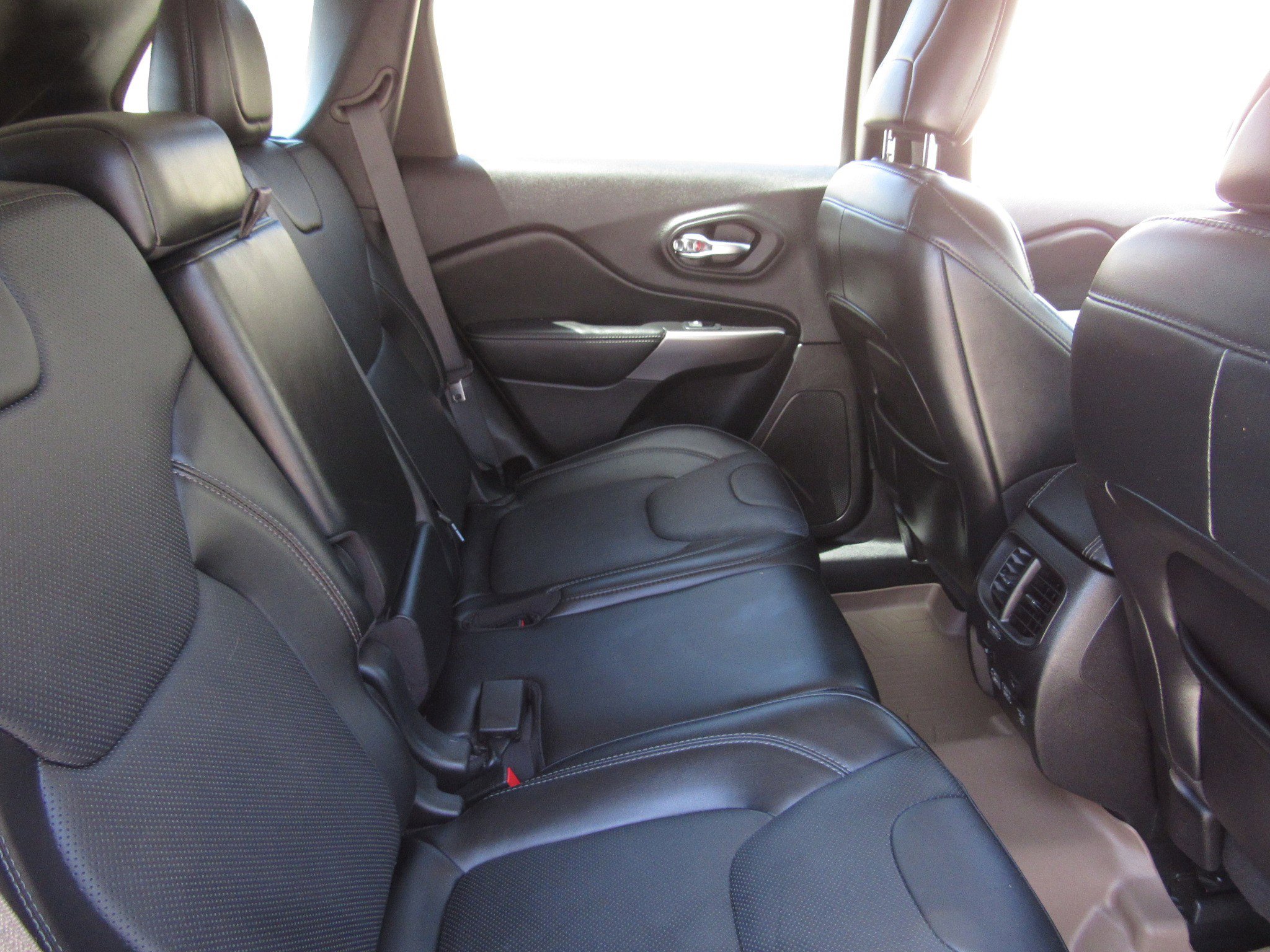 Used 2021 Jeep Cherokee Limited w/ Elite Package AWD/4WD image 11