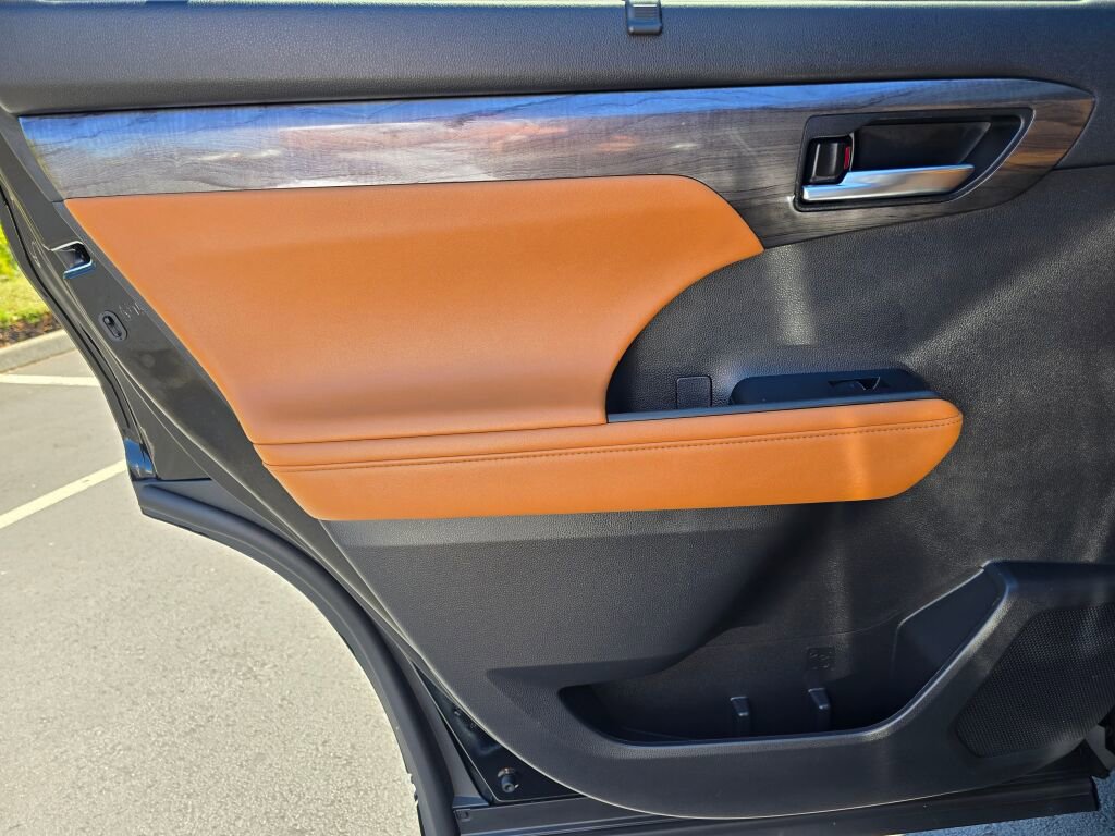 Used 2024 Toyota Highlander Platinum image 40