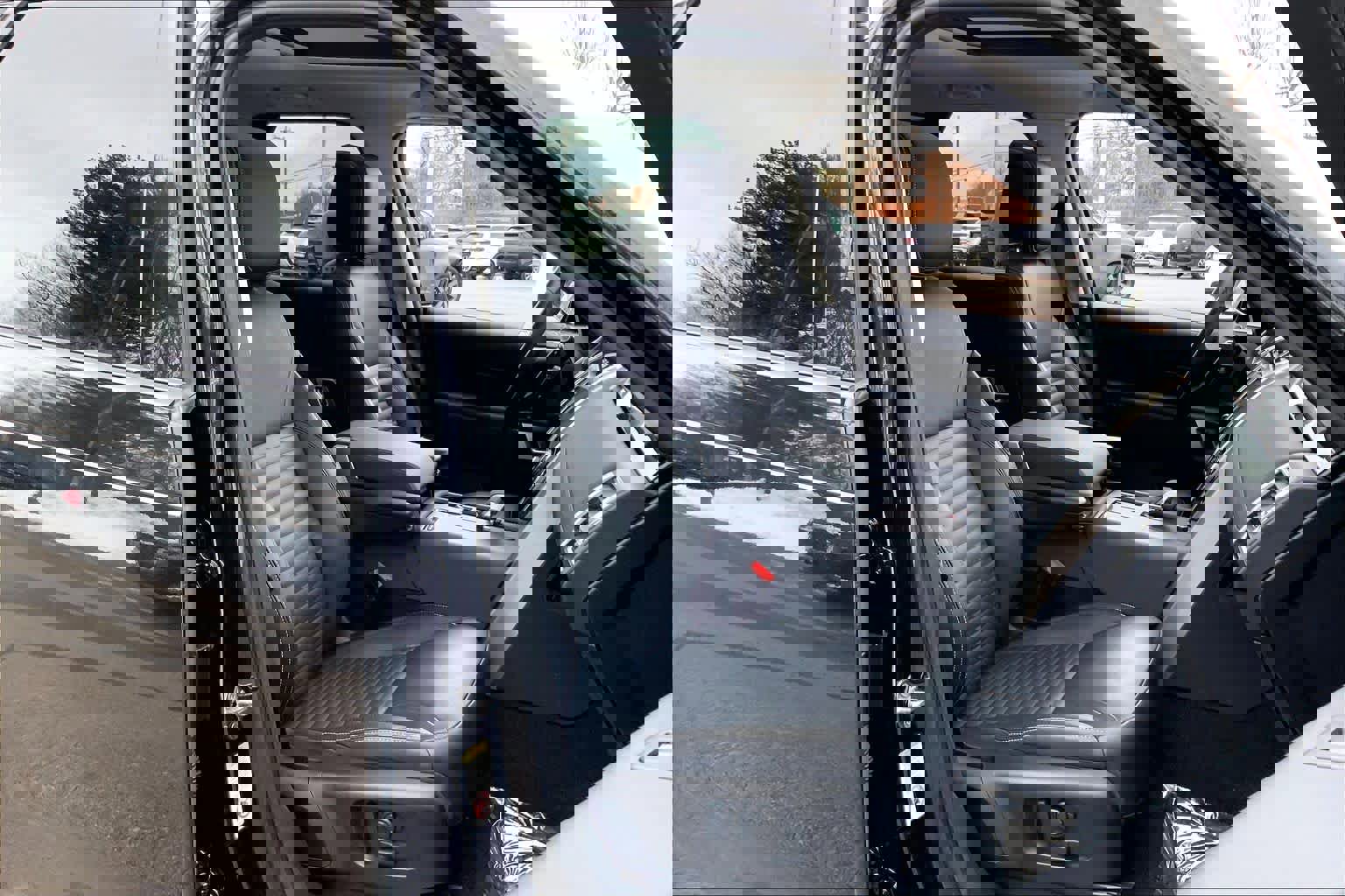 Used 2024 Land Rover Discovery S image 8