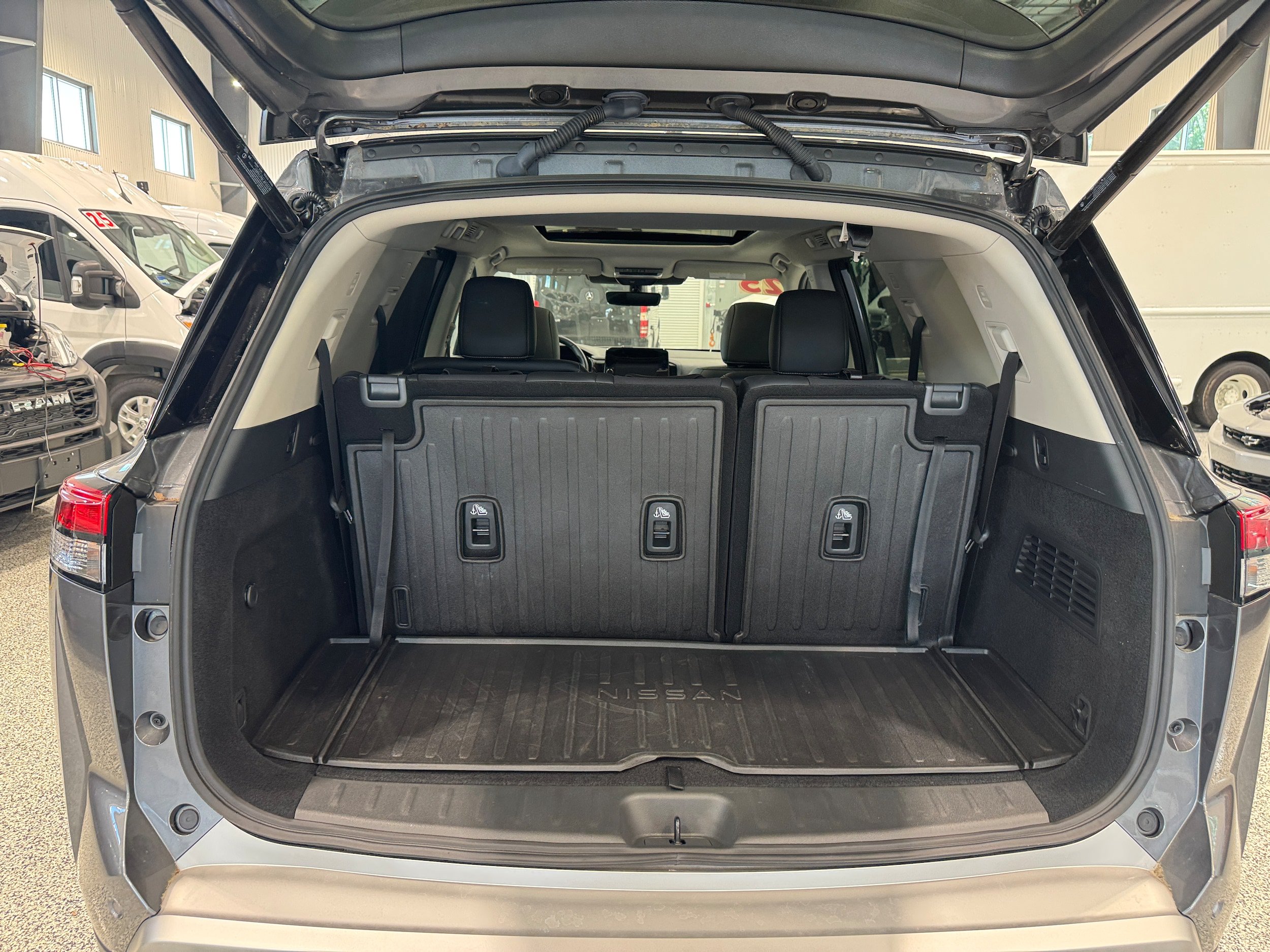 Used 2025 Nissan Pathfinder Platinum AWD/4WD image 9
