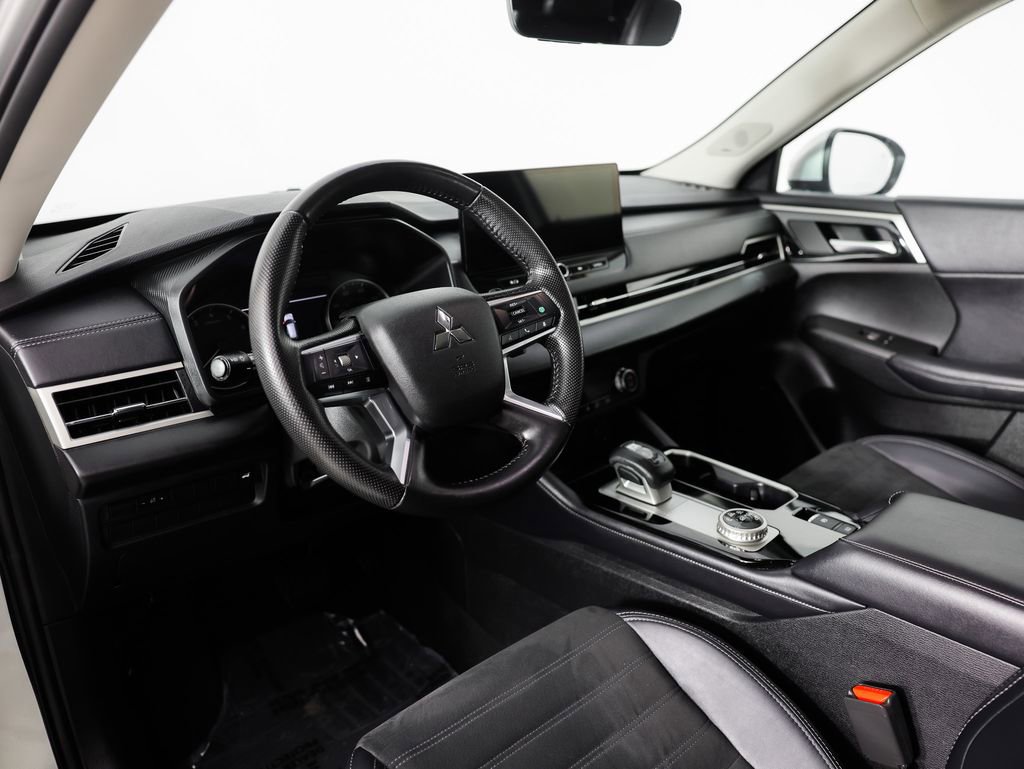 Used 2025 Mitsubishi Outlander SE image 25