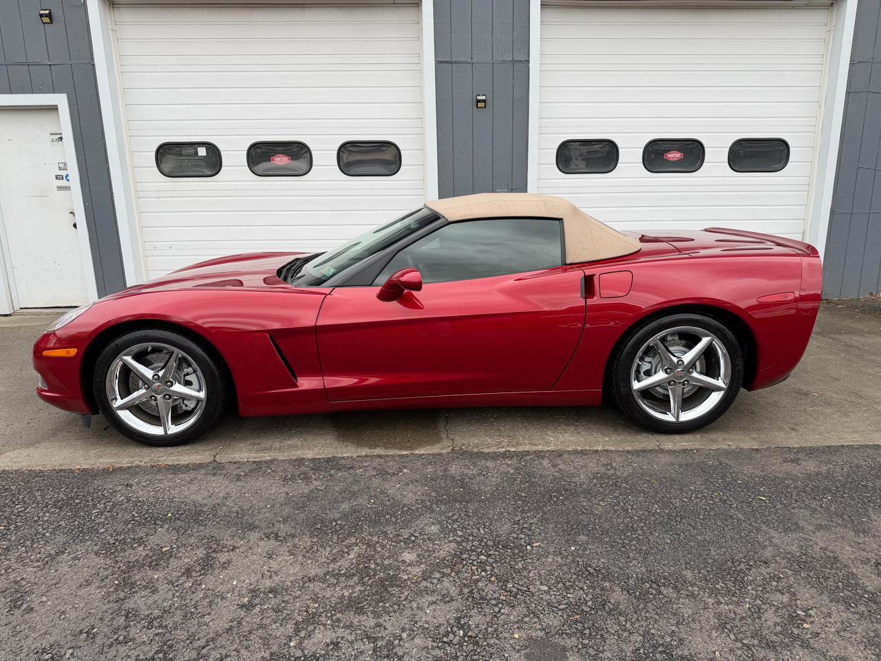 Used 2013 Chevrolet Corvette Convertible w/ 2LT Preferred Equipment Group RWD image 10