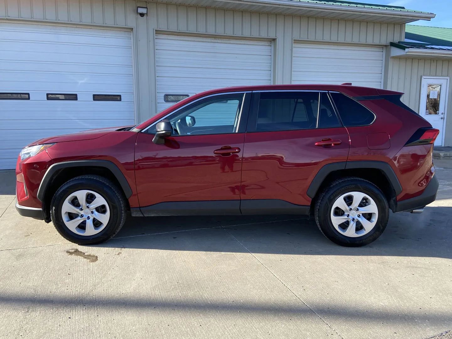 Used 2024 Toyota RAV4 LE AWD/4WD image 4