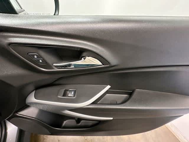 Used 2025 Chevrolet Trax RS FWD image 21
