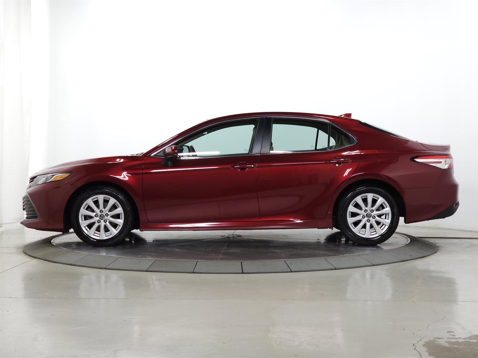 Used 2019 Toyota Camry LE image 5