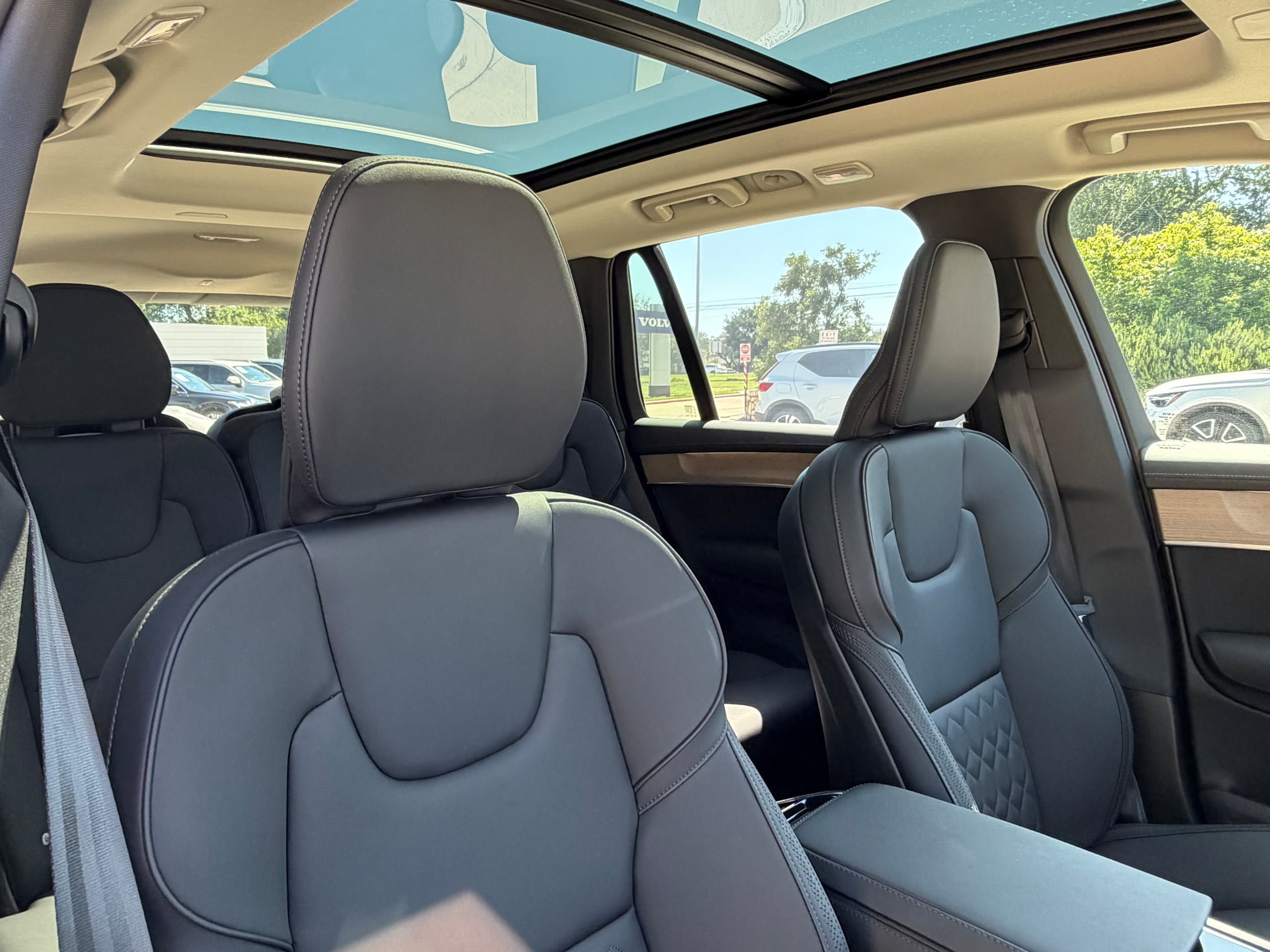 Certified 2025 Volvo XC90 B6 Plus AWD/4WD image 11