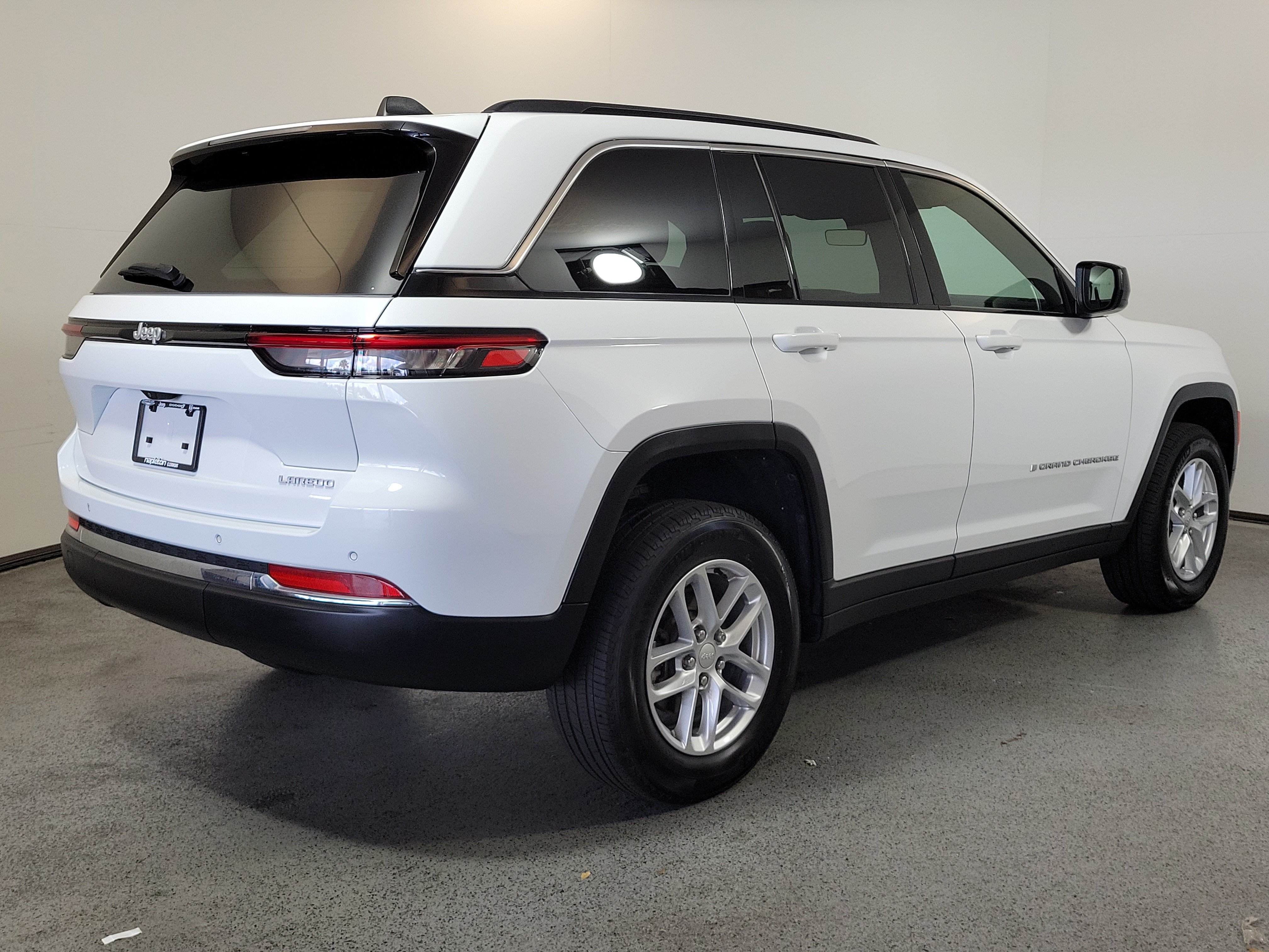 Used 2025 Jeep Grand Cherokee Laredo X RWD image 6