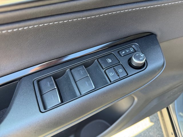 Used 2022 Toyota Venza LE AWD/4WD image 18
