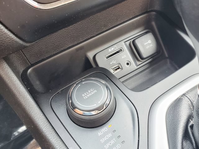 Used 2018 Jeep Cherokee Latitude Plus w/ Comfort/Convenience Group AWD/4WD image 32