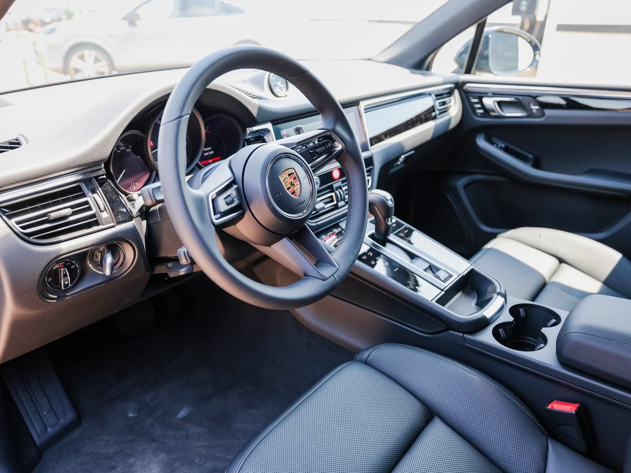 Certified 2026 Porsche Macan AWD/4WD image 4