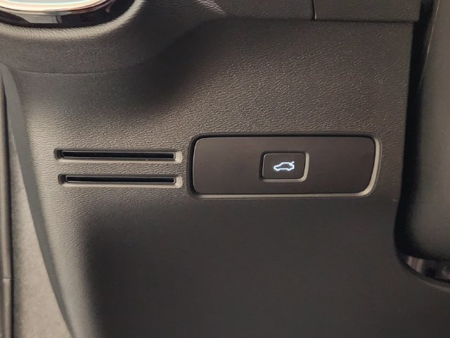Certified 2026 Volvo XC40 B5 Plus AWD/4WD image 22