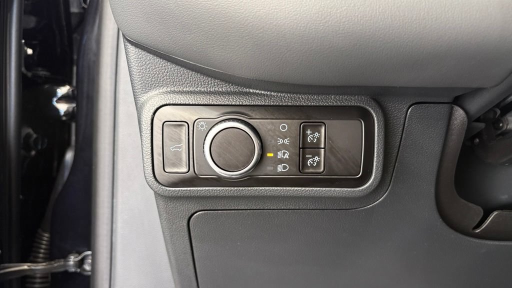 Used 2025 Ford Explorer Active AWD/4WD image 46