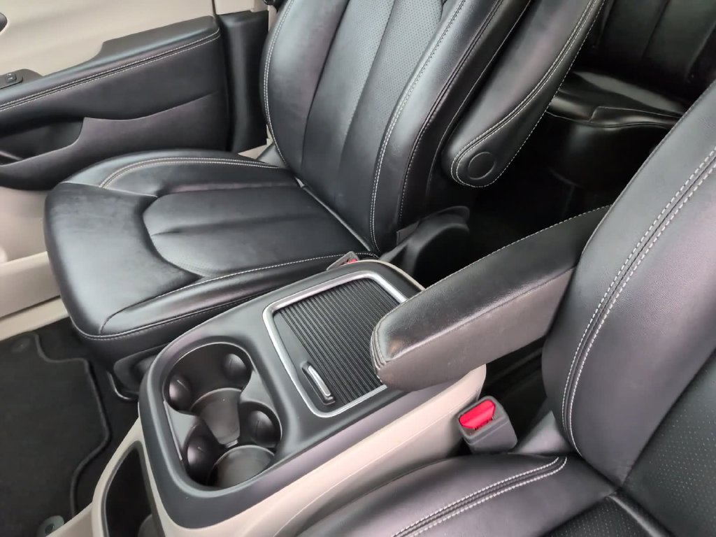 Used 2024 Chrysler Pacifica Touring-L FWD image 24