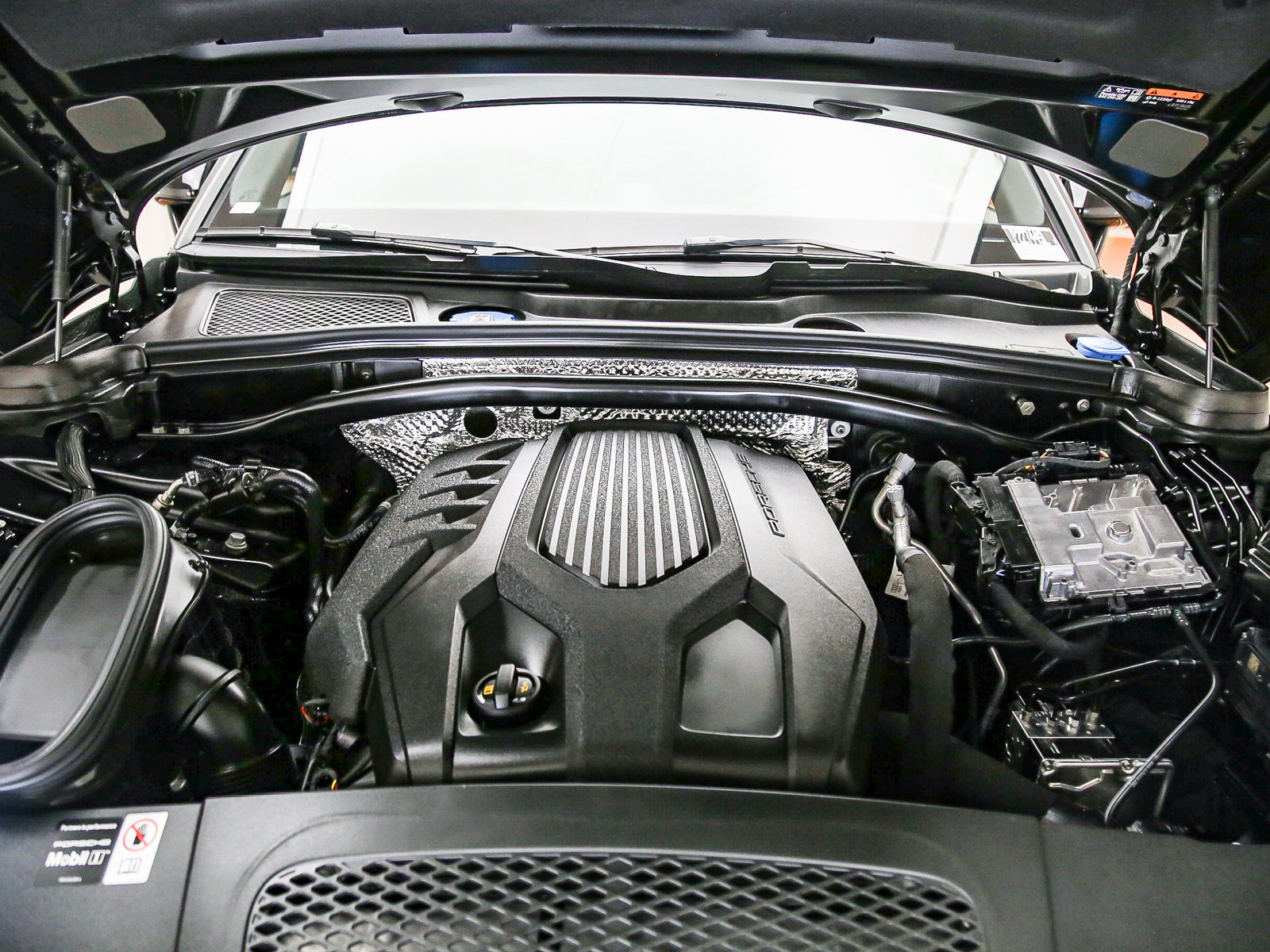 Certified 2026 Porsche Macan AWD/4WD image 28