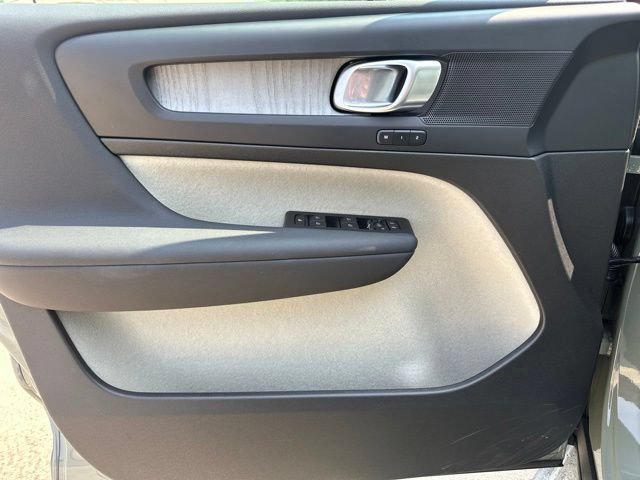 Certified 2025 Volvo XC40 B5 Plus AWD/4WD image 16