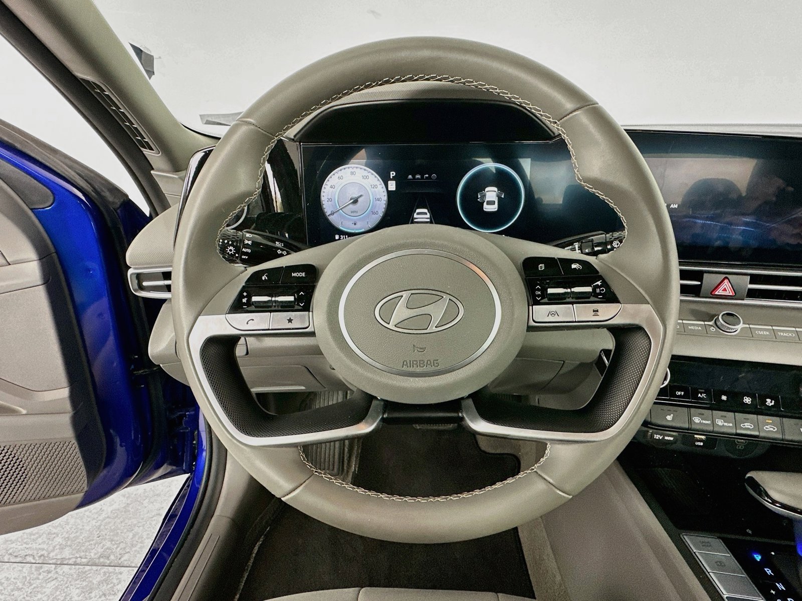 Used 2025 Hyundai Elantra SEL FWD image 13
