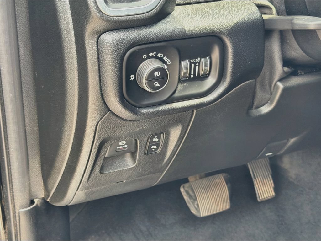 Used 2019 RAM 1500 Laramie AWD/4WD image 10