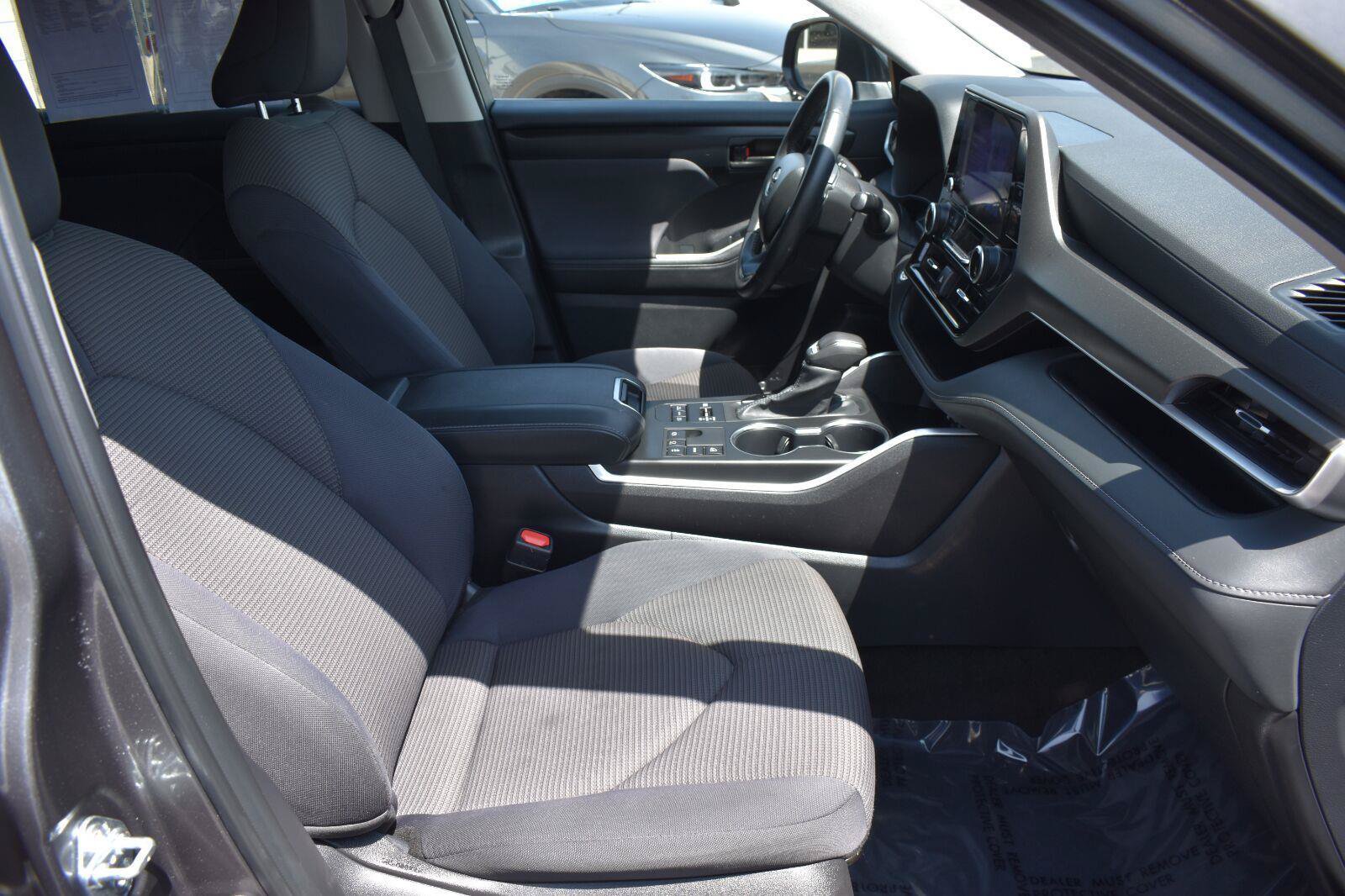 Used 2024 Toyota Highlander LE AWD/4WD image 13