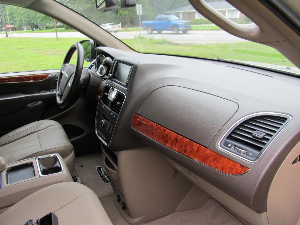 Used 2016 Chrysler Town & Country Touring-L image 38