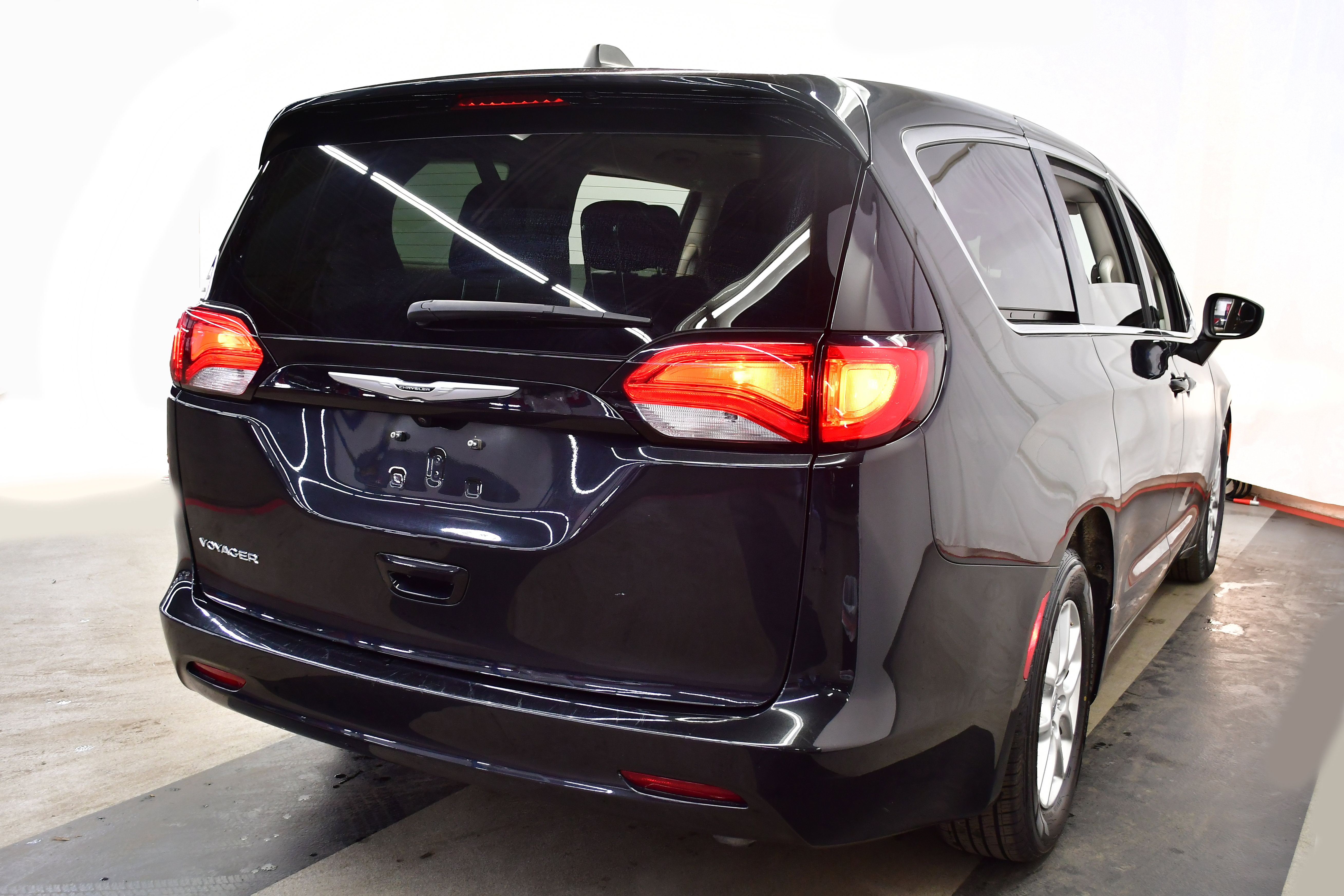 Used 2023 Chrysler Voyager LX FWD image 7