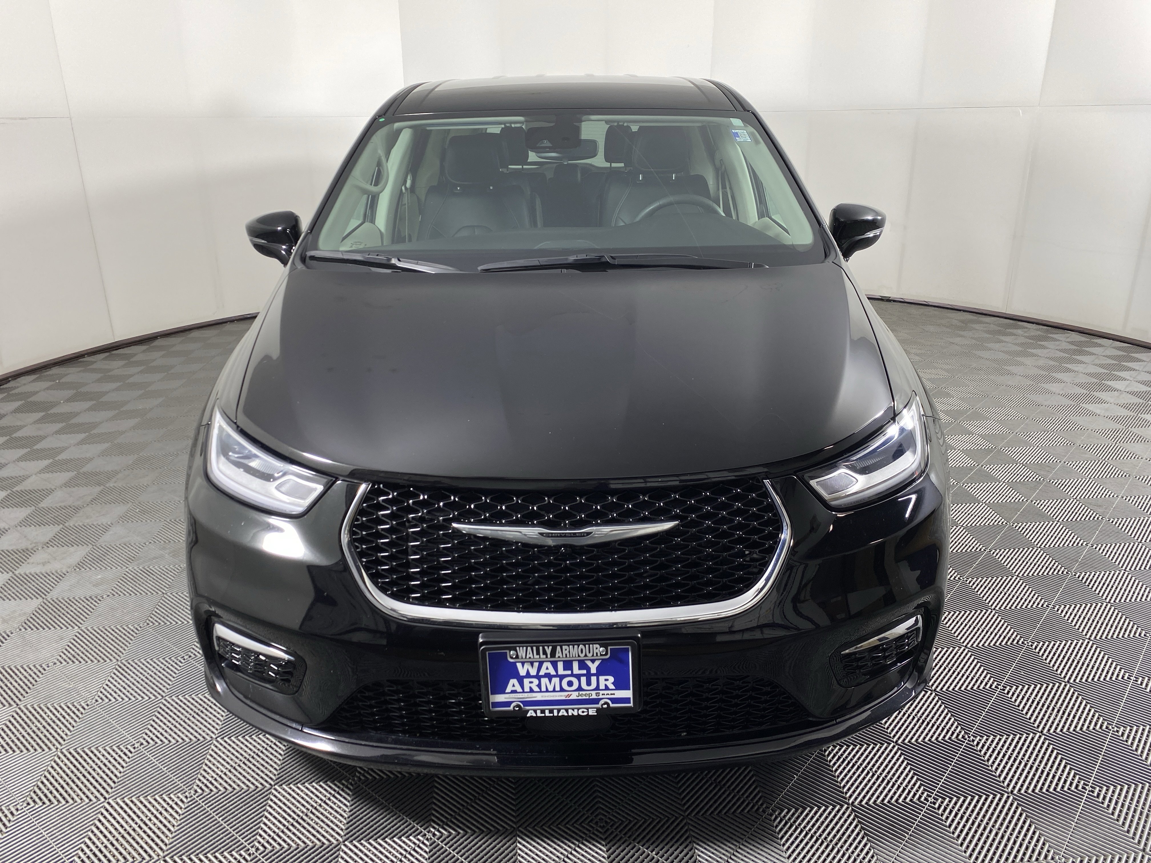 Used 2024 Chrysler Pacifica Touring-L image 11